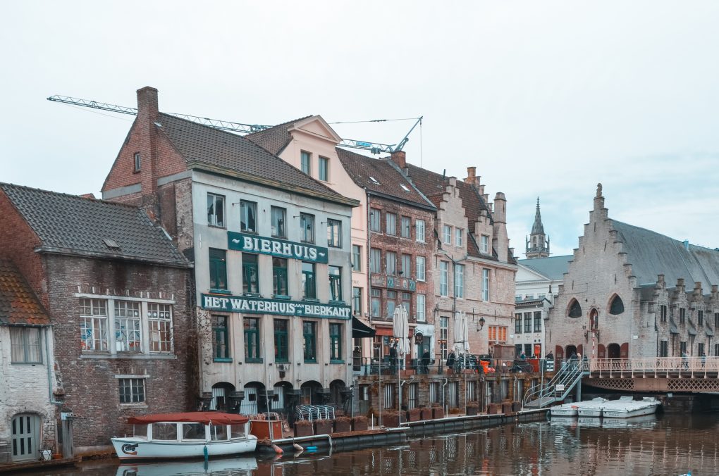 Blick auf das Brauhaus am Ufer