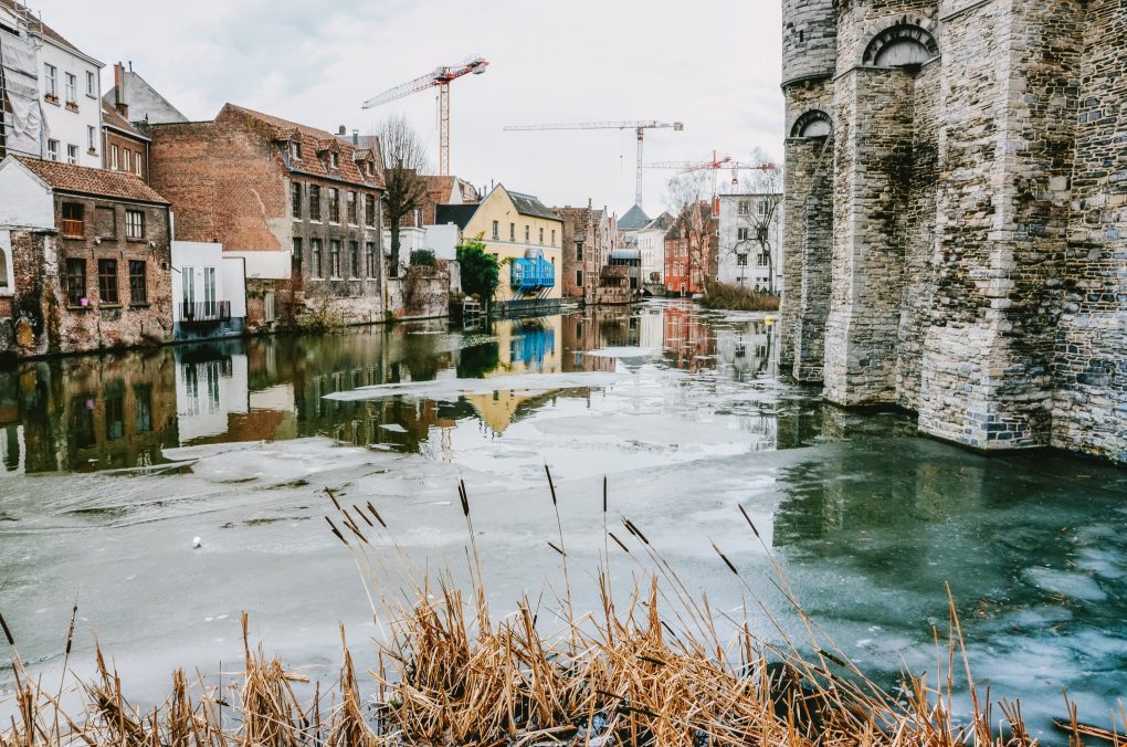 Wassergraben im Winter