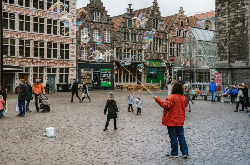 Mann erzeugt Seifenblasen in Gent