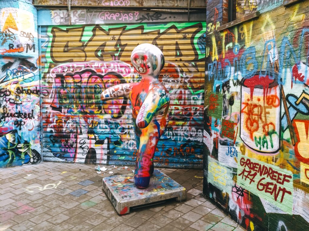 Blick auf eine Streetart Figur