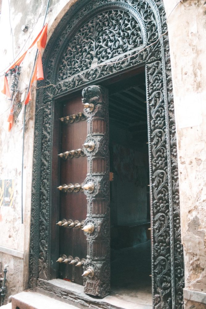 Traditionelle Holztür in Stone Town