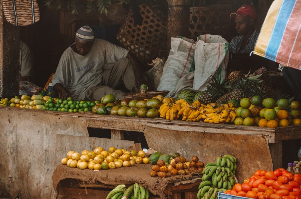 Obstverkäufer auf dem Darajani Market in Stone Town