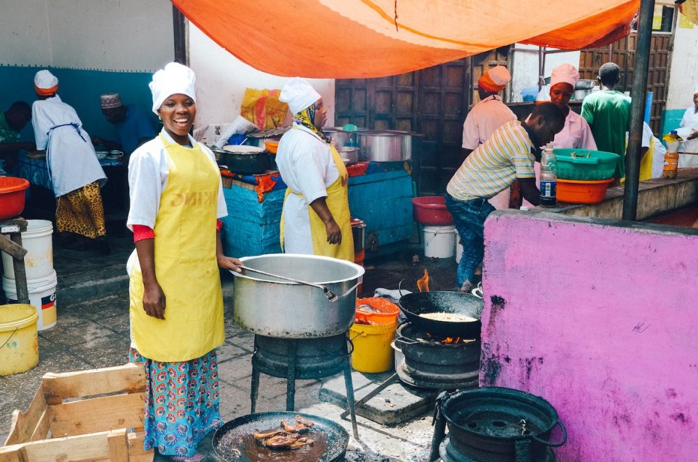 Straßenküche auf dem Darajani Market in Stone Town